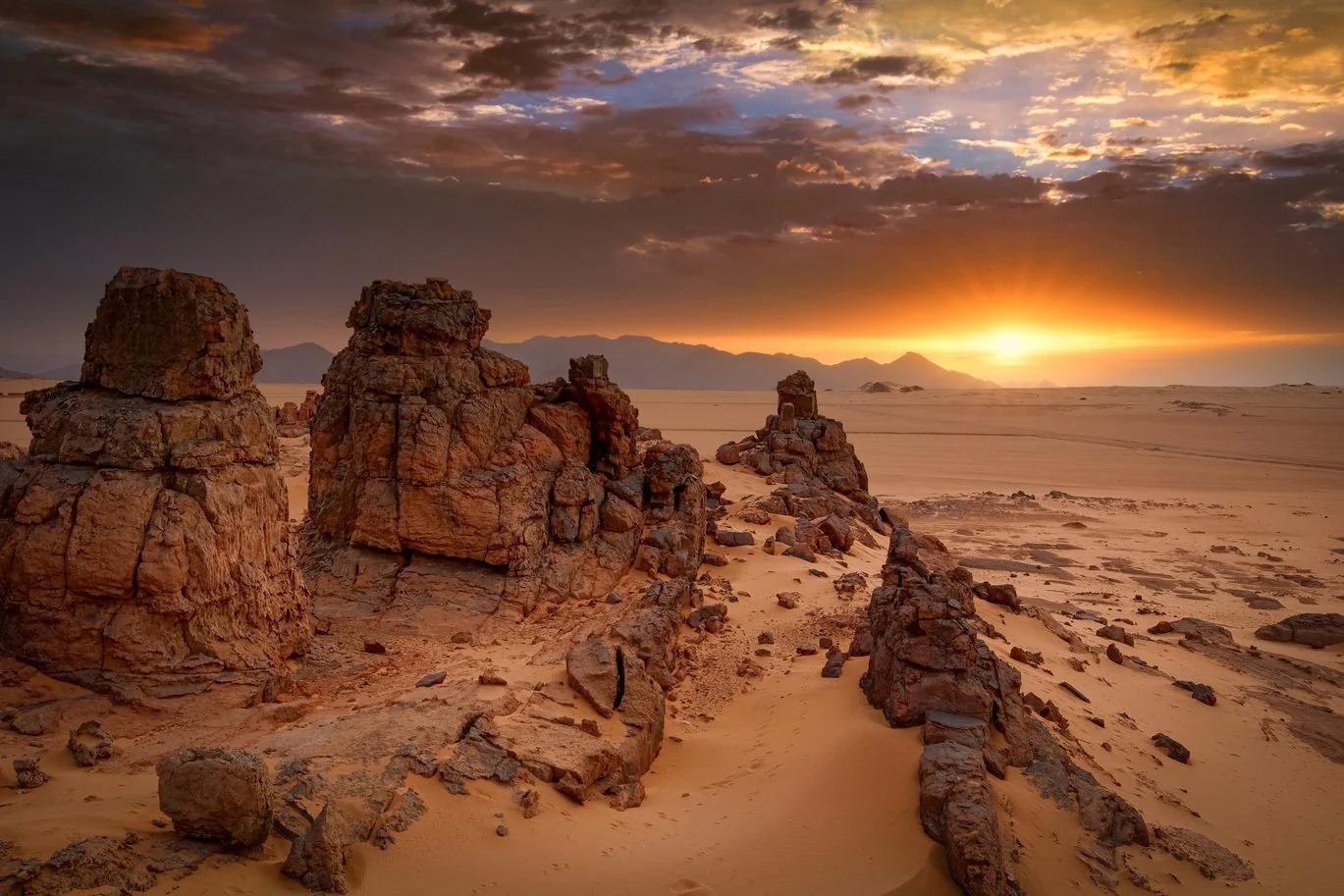Formations rocheuses au coucher du soleil, désert de Taghit